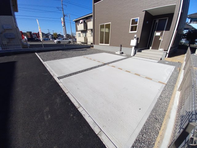 【常磐上湯長谷町第4】　デザイナーズ新築建売住宅　1号棟　新生活応援キャンペーン実施中！の駐車場|同施工　◆カースペースの写真です◆
陽当りの良い駐車場は週末の洗車も快適です♪お車の他にも、自転車をとめられそうなスペースもございます。
