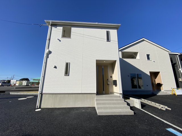 【いわき市好間町上好間第5／全3棟　3号棟】　◆子供が学校に上がる前にマイホームが欲しいあなたへ♪の前面道路含む現地写真|同施工　外壁仕上げ材は窯業系サイディング。裏面に付着した汚れが、雨水によって流れ落ちやすい「防汚機能付きサイディング」を採用。外壁の美しさが長持ちします♪