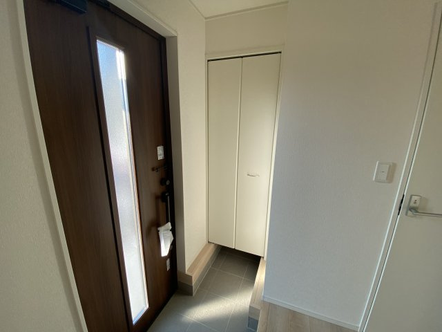 【小名浜第10／全5棟・3号棟】　休日はずっといたくなる家♪♪の玄関|同施工　◆玄関の写真です◆
家族の帰りを待ち、訪れる方を優しく迎える。
そんな安らぎに満ちた生活空間にピッタリの玄関ですね♪（＾＾）

