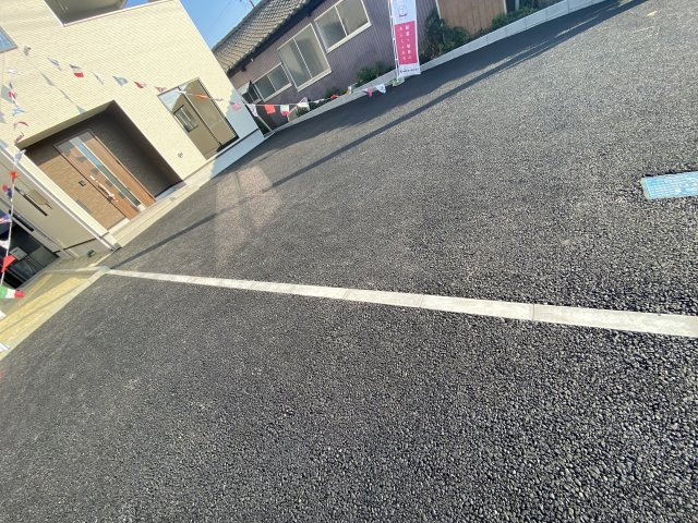 【小名浜第10／全5棟・3号棟】　休日はずっといたくなる家♪♪の駐車場|同施工　◆カースペースの写真です◆
陽当りの良い駐車場は週末の洗車も快適です♪お車の他にも、自転車をとめられそうなスペースもございます。
