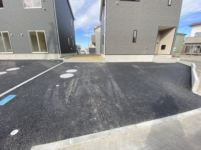 【いわき市好間町上好間第5／全3棟　1号棟】　◆子供が学校に上がる前にマイホームが欲しいあなたへ♪の駐車場|同施工　◆カースペースの写真です◆
陽当りの良い駐車場は週末の洗車も快適です♪お車の他にも、自転車をとめられそうなスペースもございます。
