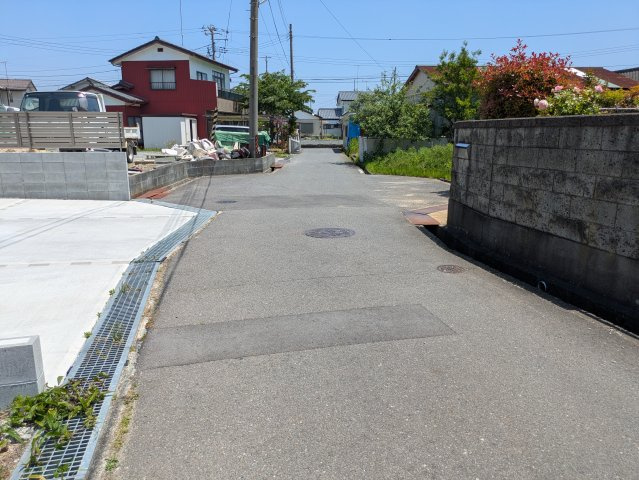 【小名浜大原　12期】　2号棟　マルト・くすりのマルトまで徒歩7分♪の前面道路含む現地写真|前面道路含む現地写真です