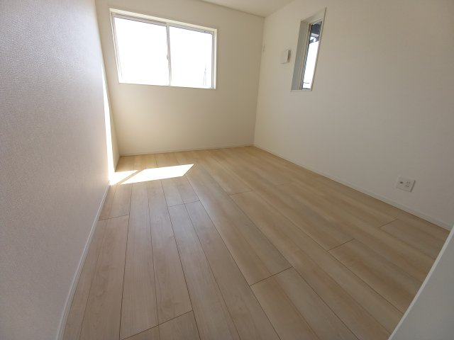 【小名浜第10／全5棟・4号棟】　休日はずっといたくなる家♪♪の洋室|同施工　■□■居室の写真です■□■　
木の温もりがナチュラルでくつろげる空間ですね。