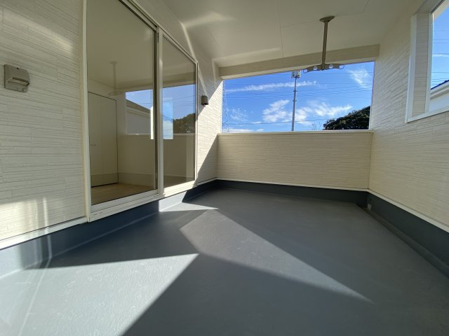 【小名浜第10／全5棟・4号棟】　休日はずっといたくなる家♪♪のバルコニー|同施工　◆バルコニーの写真です◆　お布団など大きいものも、充分に干せる広さがございます。人気のベランピングも楽しめる広さ！自宅のアウトドア空間でゆったり過ごせます。

