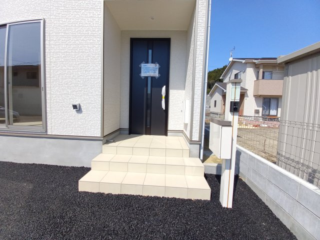 【小名浜第10／全5棟・4号棟】　休日はずっといたくなる家♪♪の玄関|同施工　◆玄関の写真です◆
お洒落な玄関からの外出は気分が良いですね♪　　玄関床タイルは、掃除がしやすく、表面はノンスリップ仕上なので、雨の日 もすべりにくくて安心です。




