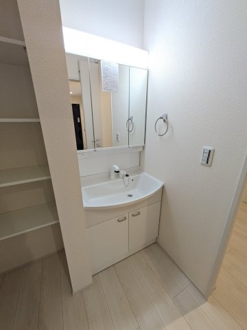 【自由ヶ丘4期／1号棟】　いわき駅まで徒歩20分　セブンイレブンまで徒歩4分の独立洗面台|◆洗面所の写真です◆バタバタしている忙しい朝でも収納が多い洗面台では短い時間で効率良く支度ができます。