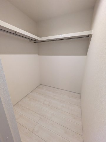 【自由ヶ丘4期／1号棟】　いわき駅まで徒歩20分　セブンイレブンまで徒歩4分の収納|◆ファミリークローゼットの写真です◆　季節を問わずにたっぷり収納ができます。冬物の収納にも困りません。お子様のお片付けも上手にできそうです。