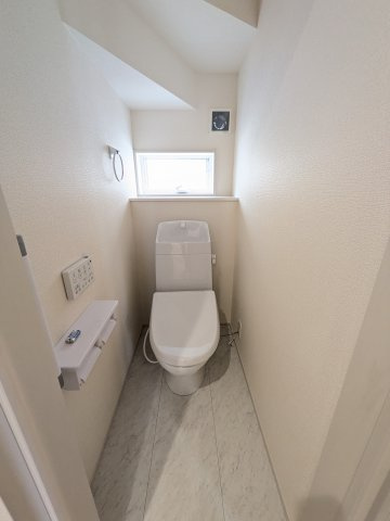 【自由ヶ丘4期／1号棟】　いわき駅まで徒歩20分　セブンイレブンまで徒歩4分のトイレ|コンパクトで使いやすいトイレです