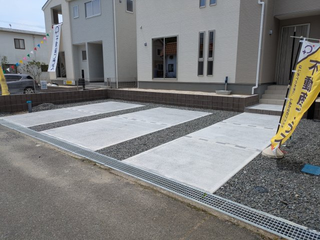 【自由ヶ丘4期／2号棟】　＼郷ケ丘小学校・中央台北中学校エリア／の前面道路含む現地写真|◆カースペースの写真です◆陽当りの良い駐車場は週末の洗車も快適です♪お車の他にも、自転車をとめられそうなスペースもございます。
