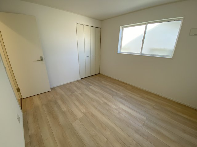 【小名浜第10／全5棟・2号棟】　休日はずっといたくなる家♪♪の収納|同施工　◆収納スペースの写真です◆　十分な広さがあるので収納には困りませんね♪　お手持ちの衣類ケースなども置ける大空間で、寝室がスッキリ使えます。