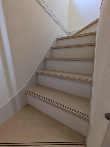 【常磐上湯長谷町第2／１号棟】オシャレなデザイナーズ新築戸建♪　の内装|同施工◆階段の写真です◆階段は手すり付きなので、小さなお子様からご年配の方まで安心ですね♪

階段

