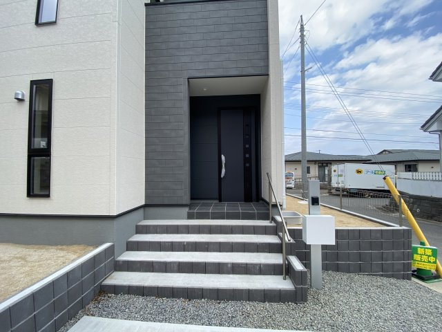 【いわき市平城東１丁目／2号棟】　ランドリールーム・パントリー有り♪の前面道路含む現地写真|同施工　ゆったりとした玄関です