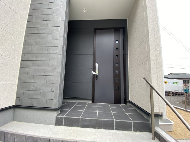 【いわき市平城東１丁目／2号棟】　ランドリールーム・パントリー有り♪の玄関|同施工◆玄関の写真です◆お洒落で明るい玄関は、お客様にも喜ばれそうです♪♪

