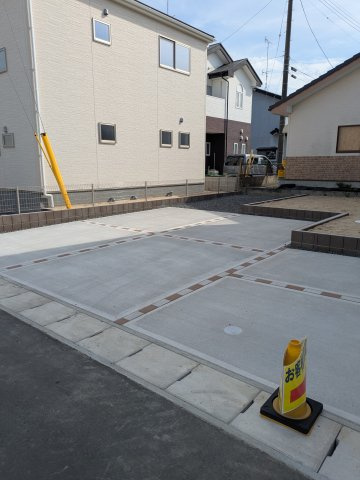 【いわき市泉町滝尻第2】　3号棟　　憧れのマイホームを手に入れませんか？の駐車場|◆カースペースの写真です◆
陽当りの良い駐車場は週末の洗車も快適です♪お車の他にも、自転車をとめられそうなスペースもございます。

