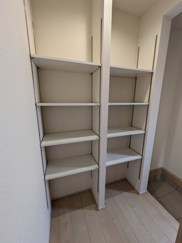 【いわき市泉町滝尻第2】　3号棟　　憧れのマイホームを手に入れませんか？の収納|◆玄関の写真です◆
お洒落な玄関は気分が良いですね♪広々とした玄関になっております。　ご両親やお友達が来ても、靴の置き場に困ることはありません。収納力たっぷりで、整理整頓も楽ちんですね。

