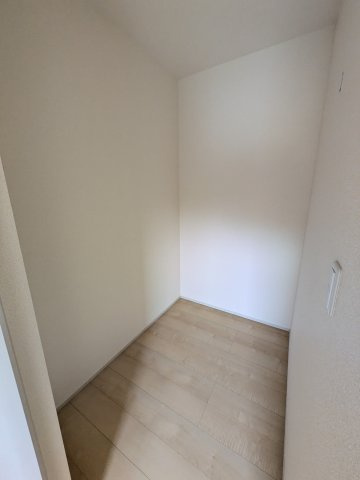 ☆新築デザイナーズ分譲　【いわき市平南白土　全６棟】　1号棟の収納|◆収納スペースの写真です◆　十分な広さがあるので収納には困りませんね♪　お手持ちの衣類ケースなども置ける大空間で、寝室がスッキリ使えます。
