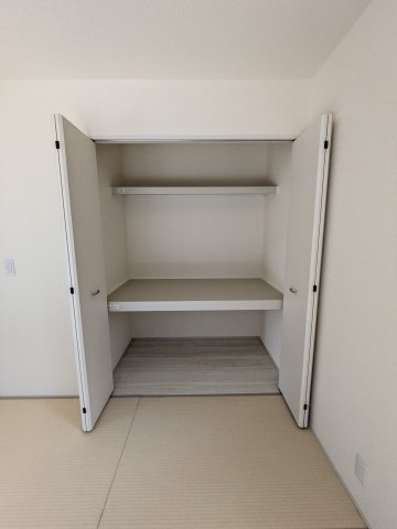 ☆新築デザイナーズ分譲　【いわき市平南白土　全６棟】　3号棟の収納|◆収納スペースの写真です◆　十分な広さがあるので収納には困りませんね♪　お手持ちの衣類ケースなども置ける大空間で、寝室がスッキリ使えます。