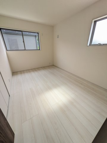 ☆新築デザイナーズ分譲　【いわき市平南白土　全６棟】　3号棟の洋室|◆居室の写真です◆　柔らかい陽光が差し込む明るいお部屋を演出☆　使い勝手の良い間取りなので、ご家族の状況の変化にも耐えられますね。