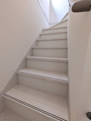 ☆新築デザイナーズ分譲　【いわき市平南白土　全６棟】　3号棟の内装|◆階段の写真です◆　
階段は家族がほぼ毎日通る動線の為、安全上の配慮が必要です！
階段は手すり付きなので、小さなお子様からご年配の方まで安心ですね♪



