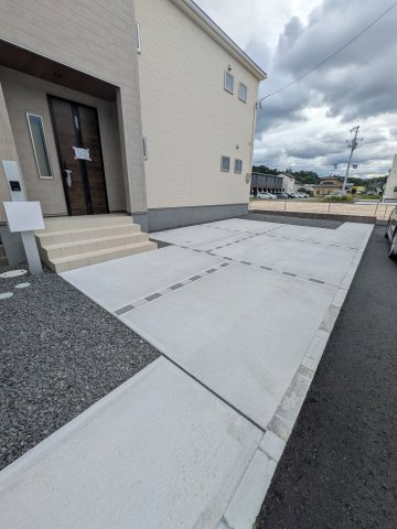 ☆新築デザイナーズ分譲　【いわき市平南白土　全６棟】　3号棟の駐車場|◆カースペースの写真です◆
陽当りの良い駐車場は週末の洗車も快適です♪お車の他にも、自転車をとめられそうなスペースもございます。
