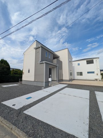 【平赤井2期／1号棟】あると嬉しい家電プレゼントキャンペーン実施中(^^♪の前面道路含む現地写真|◆カースペースの写真です◆
カースペースが広々としておりますので、急な来客にも対応できますね♪
車を停めていない時はお子様が外で遊ぶスペースとしても活用できそうです。


