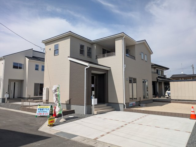 いわき市泉町滝尻第2　新築戸建　6号棟の前面道路含む現地写真|◆カースペースの写真です◆
陽当りの良い駐車場は週末の洗車も快適です♪お車の他にも、自転車をとめられそうなスペースもございます。
