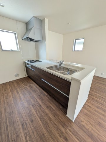 いわき市泉町滝尻第2　新築戸建　6号棟のキッチン|◆キッチンの写真です◆　デザイン性と機能性を兼ね備えたキッチンです。　収納力も大満足◎　対面式キッチンは、家族の会話が途切れませんね♪


