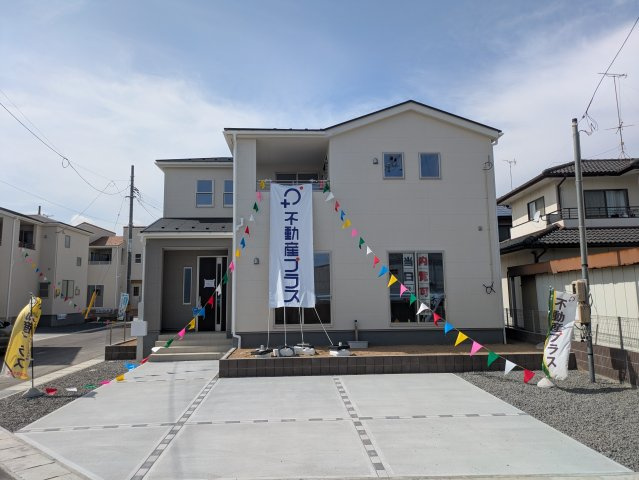 【いわき市泉町滝尻第2】　8号棟　●6号バイパスへのアクセス良好の駐車場|◆カースペースの写真です◆
陽当りの良い駐車場は週末の洗車も快適です♪お車の他にも、自転車をとめられそうなスペースもございます。

