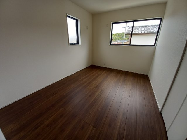 6/29価格変更　【平祢宜町　2号棟】　おしゃれさん必見♪デザイナーズ新築建売住宅！　の洋室|同施工◆居室の写真です◆　木の温もりがナチュラルでくつろげる空間ですね♪　子供部屋としても、寝室としても、どんなインテリアにしようか…選ぶ楽しみが増えますね♪