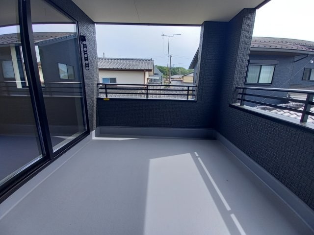 6/29価格変更　【平祢宜町　2号棟】　おしゃれさん必見♪デザイナーズ新築建売住宅！　のバルコニー|同施工◆バルコニーの写真です◆バルコニーには二部屋から出入りできます♪たくさん干せてよく乾き、いつもふかふかの洗濯物！心地よい日差しやさわやかな風を感じることができます。

