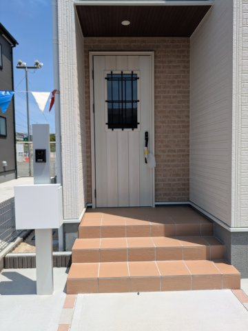 6/29価格変更　【平祢宜町　2号棟】　おしゃれさん必見♪デザイナーズ新築建売住宅！　の玄関|落ち着いた玄関です