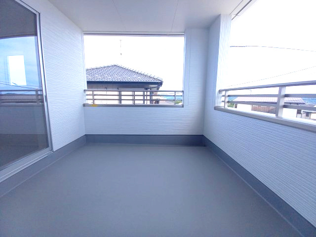 【いわき市錦町江栗1丁目／全5棟／1号棟】　生活応援プレゼントキャンペーン実施中！のバルコニー|同施工　お洗濯にも便利なバルコニー付き