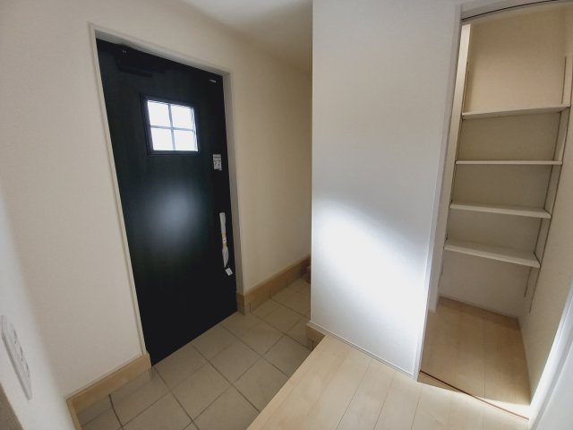 【いわき市錦町江栗1丁目／全5棟／4号棟】◆広々19帖LDK♪　◆キッチンパントリー付き♪♪の玄関|同施工◆玄関の写真です◆
広々玄関で人の出入りが楽！　シューズボックスは収納力たっぷりで、整理整頓も楽ちんですね。お洒落な玄関はお客様からも喜んでいただけそうです！！