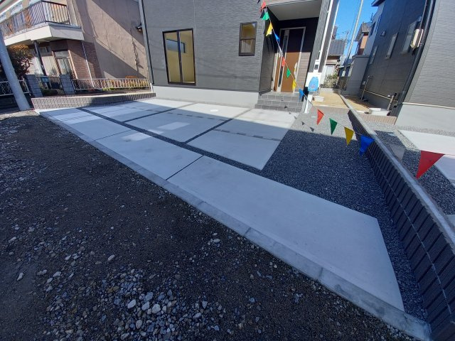 【いわき市錦町江栗1丁目／全5棟／4号棟】◆広々19帖LDK♪　◆キッチンパントリー付き♪♪の前面道路含む現地写真|同施工　駐車場に車を止められます