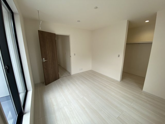 【いわき市錦町江栗1丁目／全5棟／4号棟】◆広々19帖LDK♪　◆キッチンパントリー付き♪♪の洋室|同施工　◆居室の写真です◆　木の温もりがナチュラルでくつろげる空間ですね♪　子供部屋としても、寝室としても、どんなインテリアにしようか…選ぶ楽しみが増えますね♪