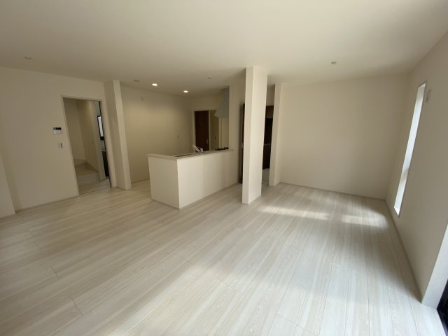 【いわき市錦町江栗1丁目／全5棟／4号棟】◆広々19帖LDK♪　◆キッチンパントリー付き♪♪の居間・リビング|同施工◆リビングの写真です◆　ホームパーティーも盛り上がりそうなおしゃれなリビング♪　広いリビングで快適に、ゆったりと過ごせますね♪