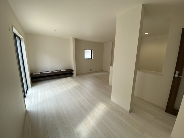 【いわき市錦町江栗1丁目／全5棟／4号棟】◆広々19帖LDK♪　◆キッチンパントリー付き♪♪の居間・リビング|同施工◆ゆったりとした居間です