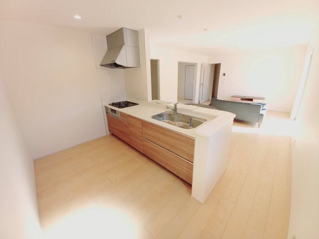 【いわき市中岡町1丁目1期／2号棟】　セブンイレブンまで徒歩2分のキッチン|同施工◆キッチンの写真です◆
料理好きな人必見♪キッチンスペース広々！
対面式キッチンですので、お食事の準備をしながらご家族との会話を楽しめます☆

