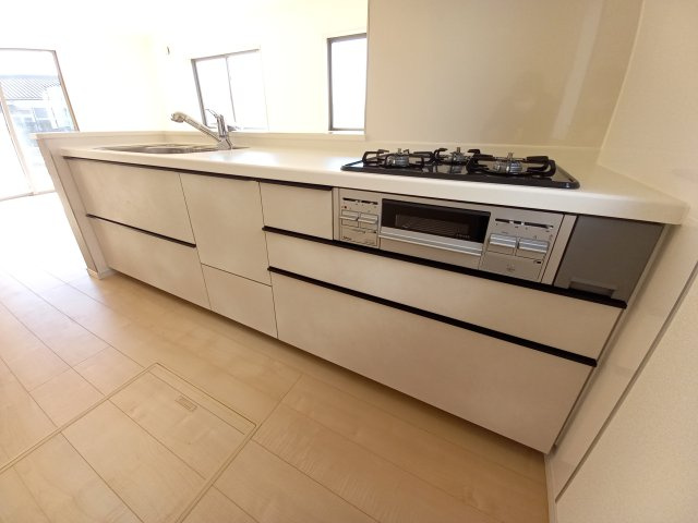 【いわき市中岡町1丁目1期／2号棟】　セブンイレブンまで徒歩2分のキッチン|同施工◆キッチンの写真です◆ スッキリしていて、調理スペースも広い“システムキッチン”♪
使いやすい動線が確保できるので、お料理するのも楽しくなりますね♪

