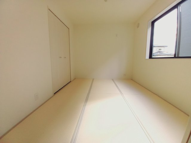【いわき市中岡町1丁目1期／2号棟】　セブンイレブンまで徒歩2分の和室|同施工◆和室の写真です◆　和室でゆっくりと過ごせるのは、贅沢な時間ですね♪　鮮やかな緑色がキレイです！！（＾＾）/

