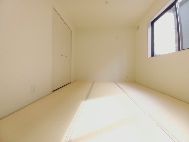 【いわき市中岡町1丁目1期／2号棟】　セブンイレブンまで徒歩2分の和室|同施工◆和室の写真です◆　和室には押入もございますので、お布団などを収納しておけば、来客の際にもサッと出せて便利ですね。