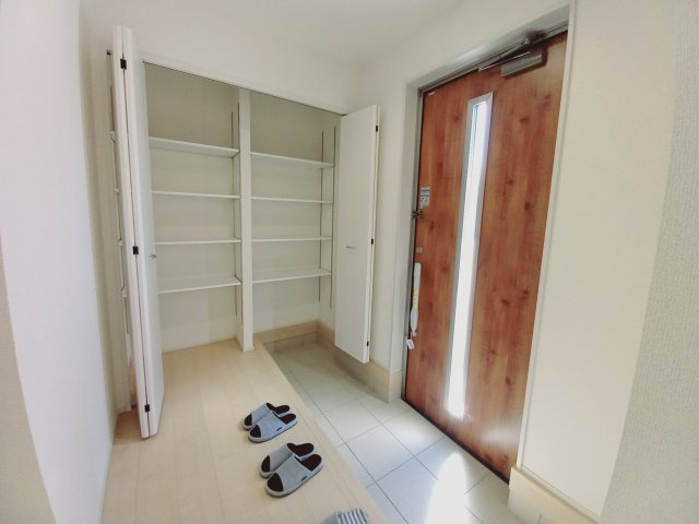 【いわき市中岡町1丁目1期／2号棟】　セブンイレブンまで徒歩2分の玄関|同施工◆玄関の写真です◆
お洒落な玄関は気分が良いですね♪広々とした玄関になっております。　ご両親やお友達が来ても、靴の置き場に困ることはありません。収納力たっぷりで、整理整頓も楽ちんですね。

