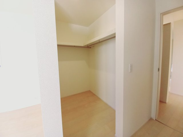【いわき市中岡町1丁目1期／2号棟】　セブンイレブンまで徒歩2分の収納|同施工◆ウォークインクローゼットの写真です◆　季節を問わずにたっぷり収納ができます。冬物の収納にも困りません。お子様のお片付けも上手にできそうです。