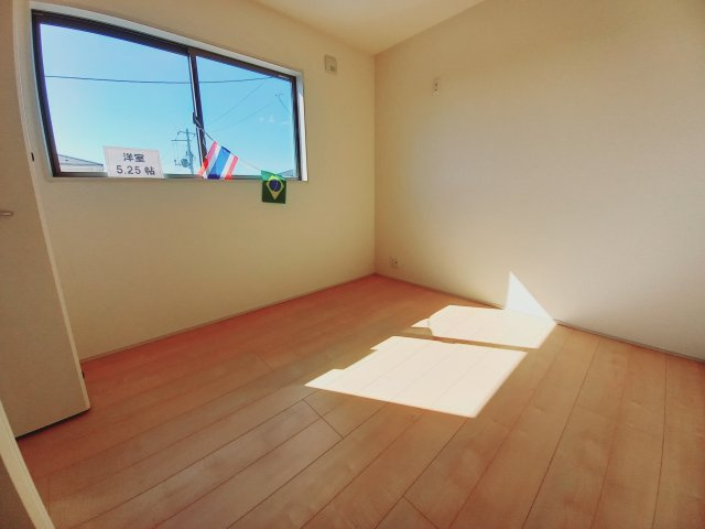 【いわき市中岡町1丁目1期／2号棟】　セブンイレブンまで徒歩2分の洋室|同施工◆居室の写真です◆　充分な広さの収納を備え、採光良好な洋室は、快適空間。プライベートの時間もゆったりお寛ぎ頂けそうです。

