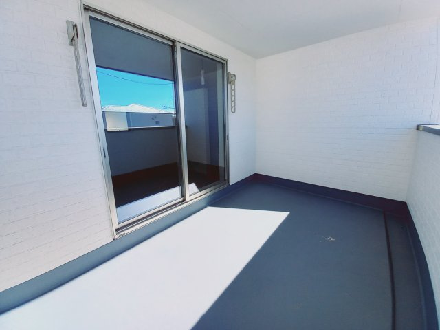 【いわき市中岡町1丁目1期／2号棟】　セブンイレブンまで徒歩2分のバルコニー|同施工◆バルコニーの写真です◆明るく風通しの良い空間です。バルコニーには二部屋から出入りできます♪たくさん干せてよく乾き、いつもふかふかの洗濯物！心地よい日差しやさわやかな風を感じることができます
