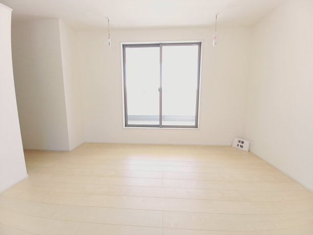 【いわき市中岡町1丁目1期／2号棟】　セブンイレブンまで徒歩2分の洋室|同施工◆居室の写真です◆　木の温もりがナチュラルでくつろげる空間ですね♪　子供部屋としても、寝室としても、どんなインテリアにしようか…選ぶ楽しみが増えますね♪

