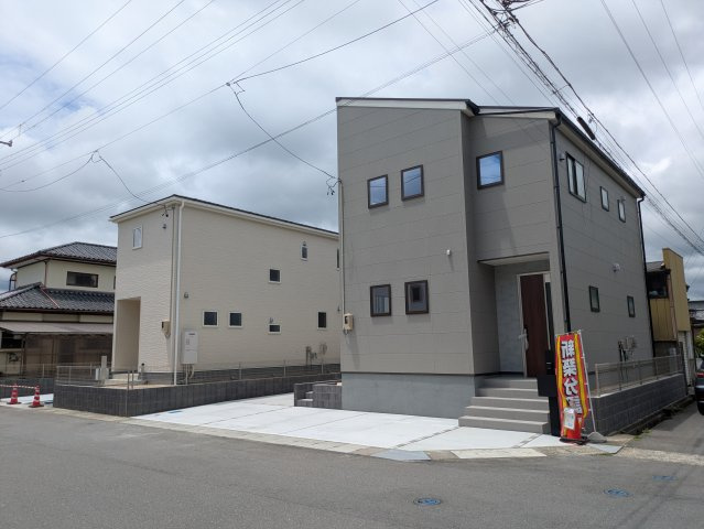 【いわき市中岡町1丁目1期／2号棟】　セブンイレブンまで徒歩2分の前面道路含む現地写真|◆外観の写真です◆　
＼楽しみが広がる憧れのマイホーム (^^♪／
子供部屋や主寝室などお部屋の使い分けができ、ファミリー層が暮らしやすい4LDKです！

