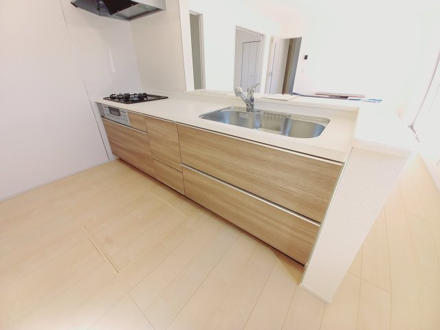 【いわき市中岡町1丁目1期／2号棟】　セブンイレブンまで徒歩2分のキッチン|同施工◆キッチンの写真です◆
料理好きな人必見♪キッチンスペース広々！
対面式キッチンですので、お食事の準備をしながらご家族との会話を楽しめます☆
