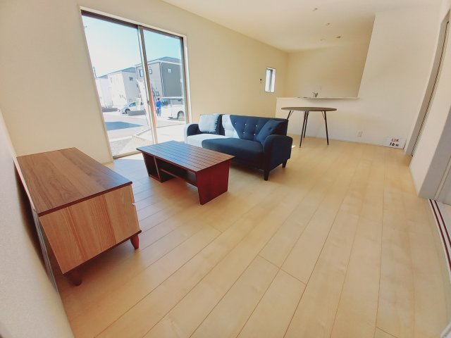 【いわき市中岡町1丁目1期／2号棟】　セブンイレブンまで徒歩2分の居間・リビング|同施工◆リビングの写真です◆木の温もりがやさしいフローリングは安らぎをもたらすプライベート空間♪大きな窓のあるリビングは、陽光あふれる明るく居心地も良くご家族皆がゆったり寛げる憩いの空間となりそうです
