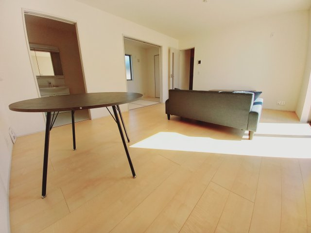【いわき市中岡町1丁目1期／2号棟】　セブンイレブンまで徒歩2分の居間・リビング|同施工◆リビングの写真です◆　広々としたLDKに、自分好みのインテリアでレイアウト。季節ごとに模様替えなども、楽しみの一つとなりそうです♪